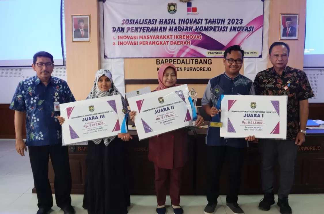 Pemenang Lomba Krenova dan IPD Kabupaten Purworejo 2023 terima penghargaan di Ruang Rapat Bappedalitbang Purworejo. (Foto : Hendri Utomo)