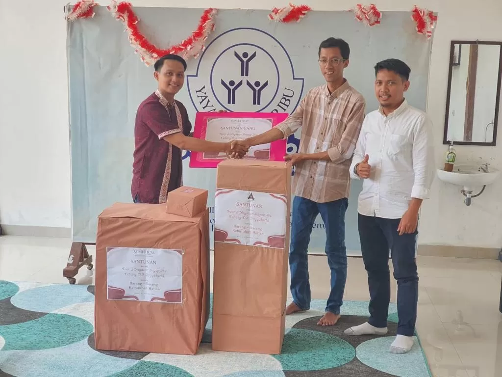 Penyerahan santunan dari Minerium Resource Sustainability kepada kaum defabel di Yayasan Sayap Ibu (Foto: Istimewa)