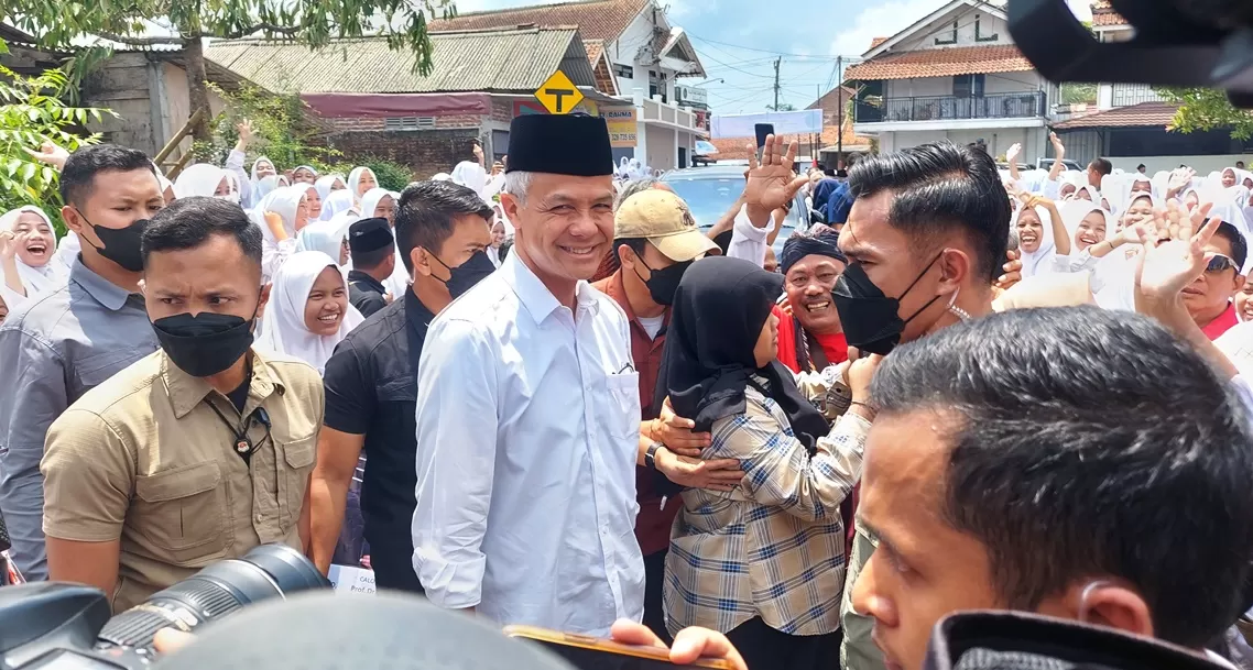 Calon Presiden Nomor Urut 3 Ganjar Pranowo saat tiba di Ponpes An-Nawawi Berjan dan mendapat sambutan antusias ribuan santi (Foto: Hendri Utomo)