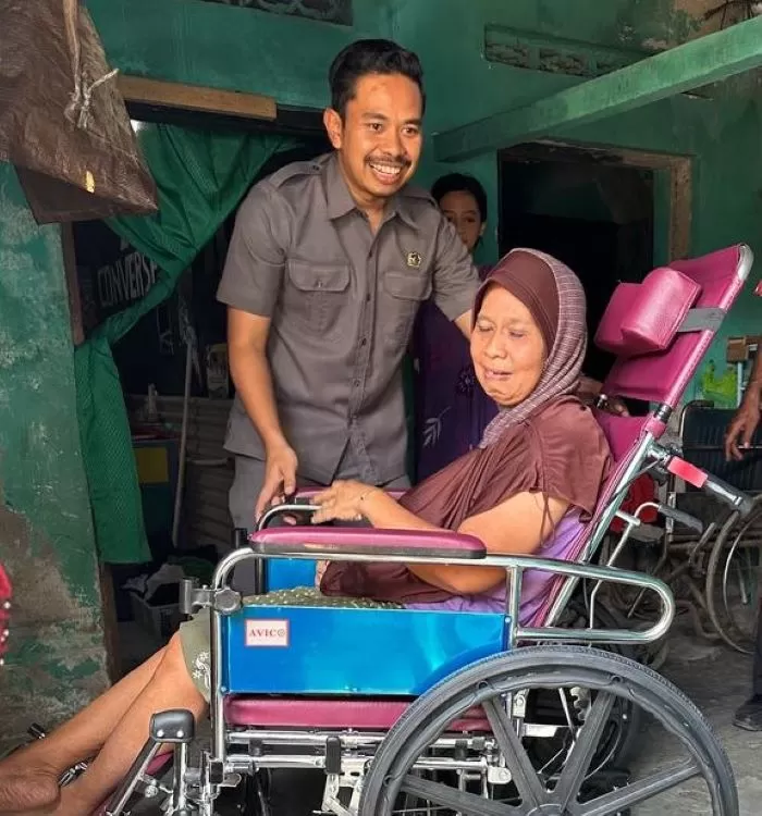Banu menyerahkan kursi roda ke warga yang membutuhkan.  (Istimewa)