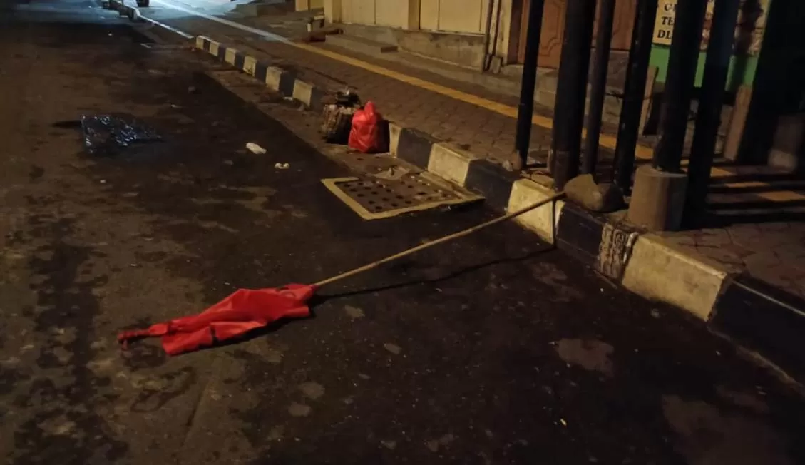 Sejumlah bendera PDI Perjuangan yang diduga dicopot dan dirusak orang tak dikenal di beberapa ruas jalan WR Soepratman Purworejo.
