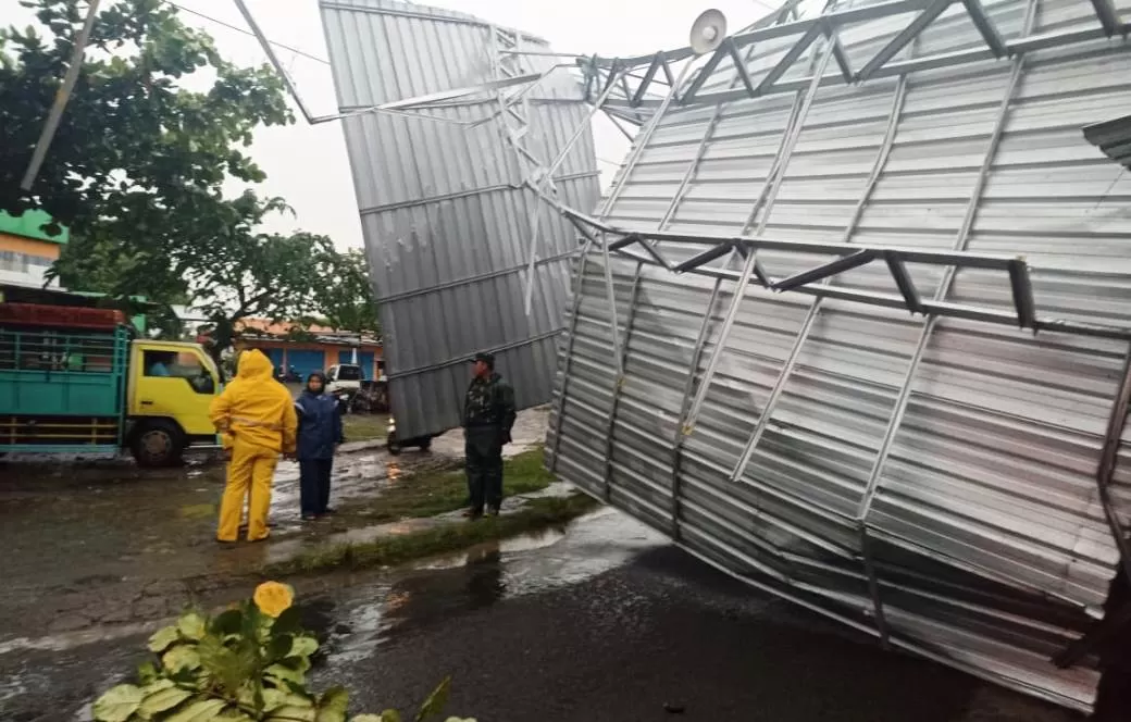 Hujan angin sapu 16 kecamatan di Purworejo. (Foto : Hendri Utomo)