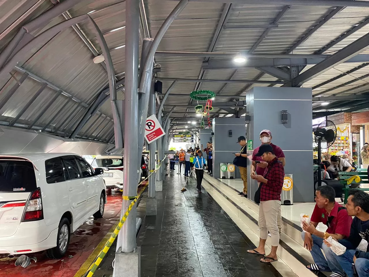 Atap kanopi Stasiun Tugu Yogyakarta ambruk terkena angin (Istimewa)