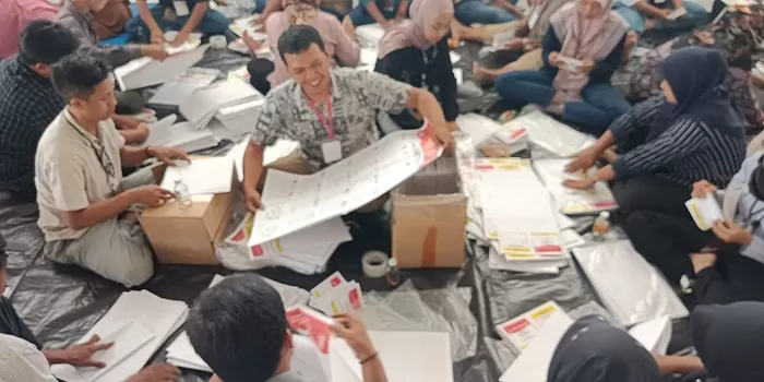 KPU Kulonprogo Mulai Sortir Dan Lipat Surat Suara DPR RI - Krjogja