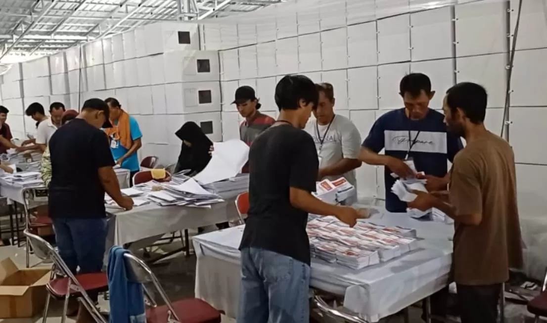 Proses sortir lipat surat suara Pemilu 2024 di Gudang Logistik KPU Purworejo di Jalan S Parman Kutoarjo (Foto: Hendri Utomo)