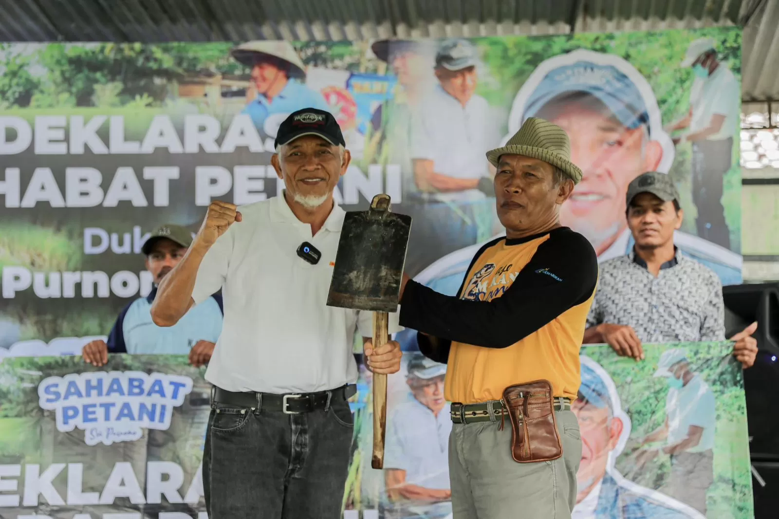  Koordinator Sahabat Petani menyerahkan cangkul sebagai tanda menitipkan aspirasi dan perjuangan petani ke Sri Purnomo.  (istimewa)