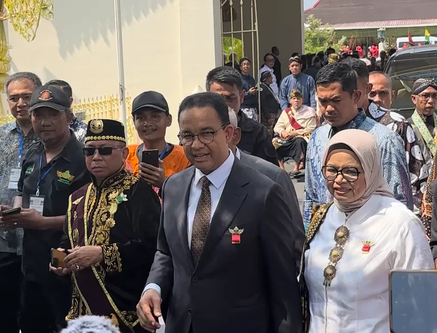Anies bersama istri usai menghadiri Dhaup Ageng di Pakualaman (Foto : Harminanto)