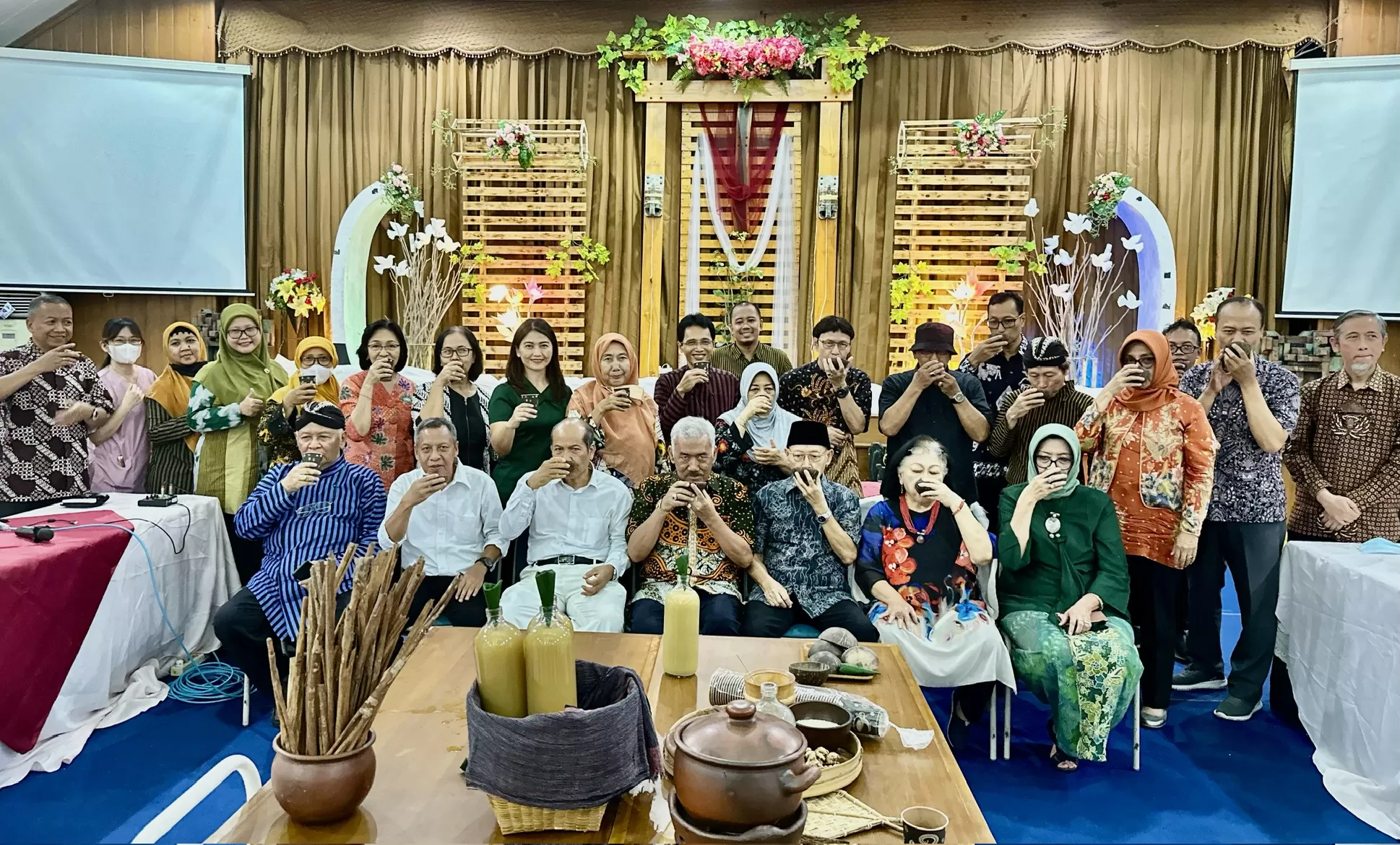 Dokter di Bethesda minum jamu bareng Dewan Jamu Indonesia DIY (foto: Harminanto) 