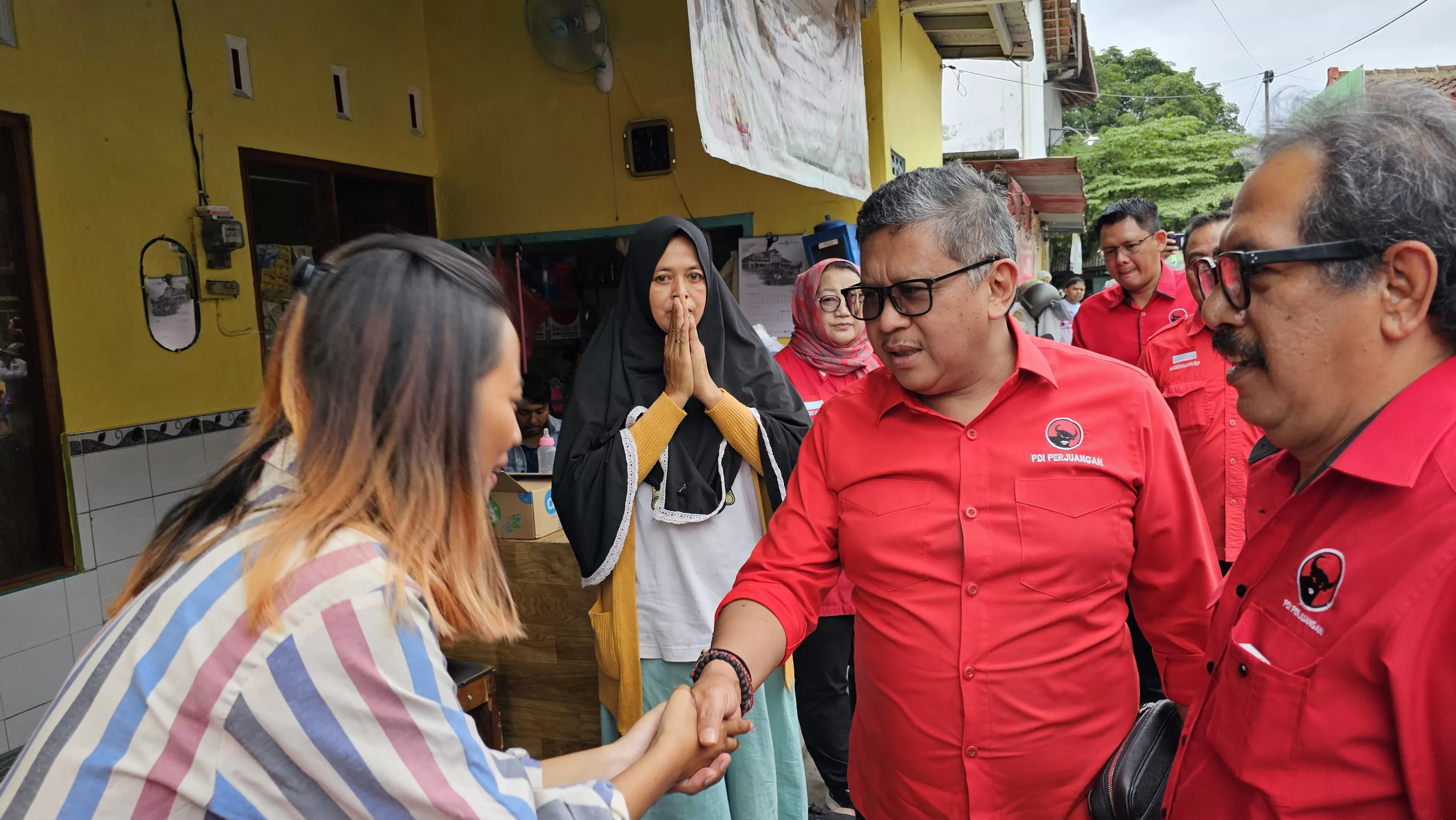 Sekjen DPP PDIP Hasto Kristianto mengunjungi keluarga kader PDIP yang menjadi korban kekerasan oleh pendukung capres-cawapres lainnya (Foto: Istimewa)