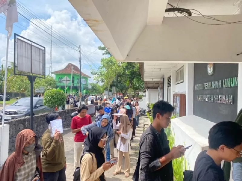 Antrian untuk mengurus DPTb di KPU Sleman mengular sampai di jalan. KR-Saifullah Nur Ichwan  