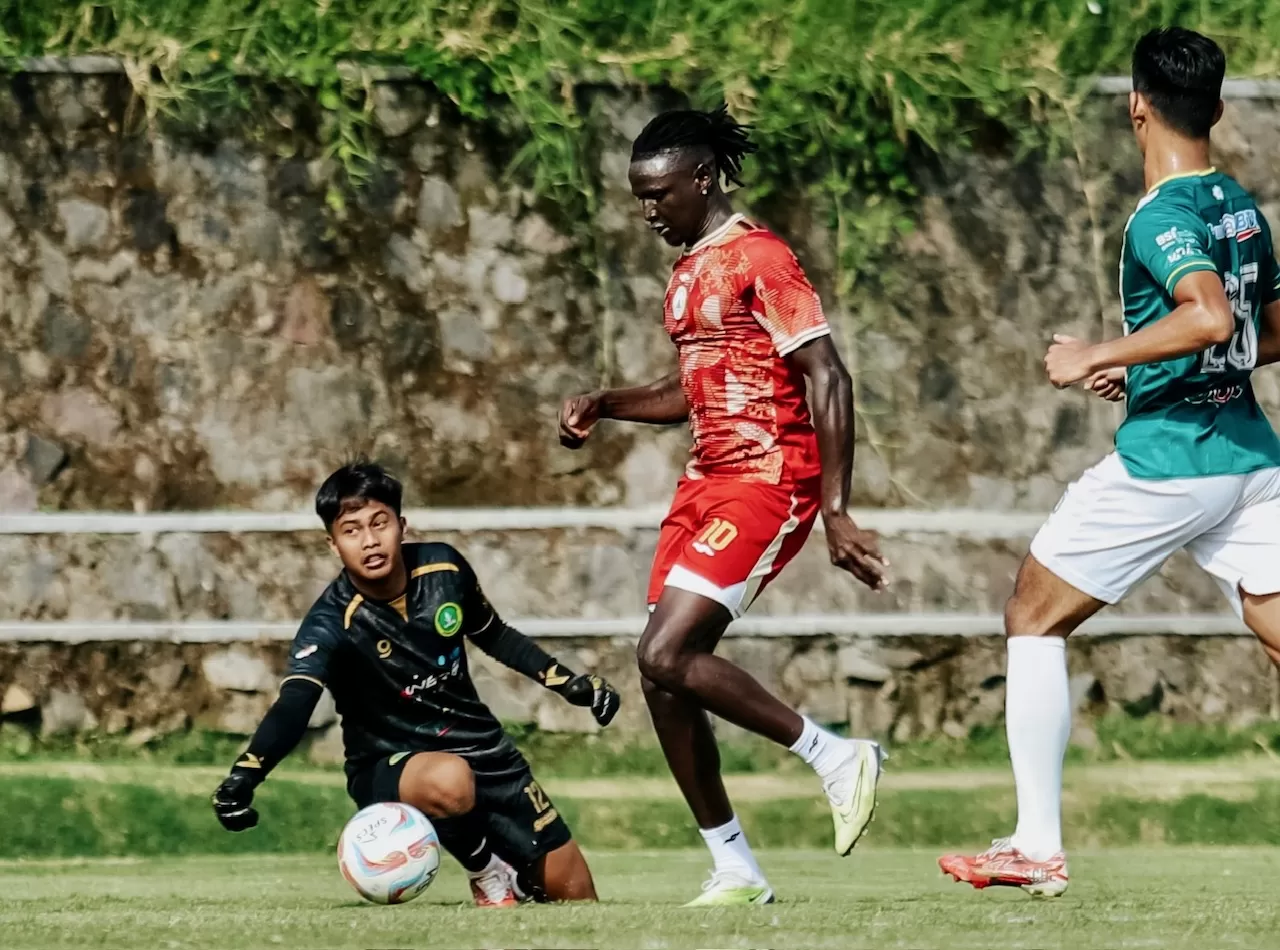 Ajak Riak saat latih tanding melawan HW UMY