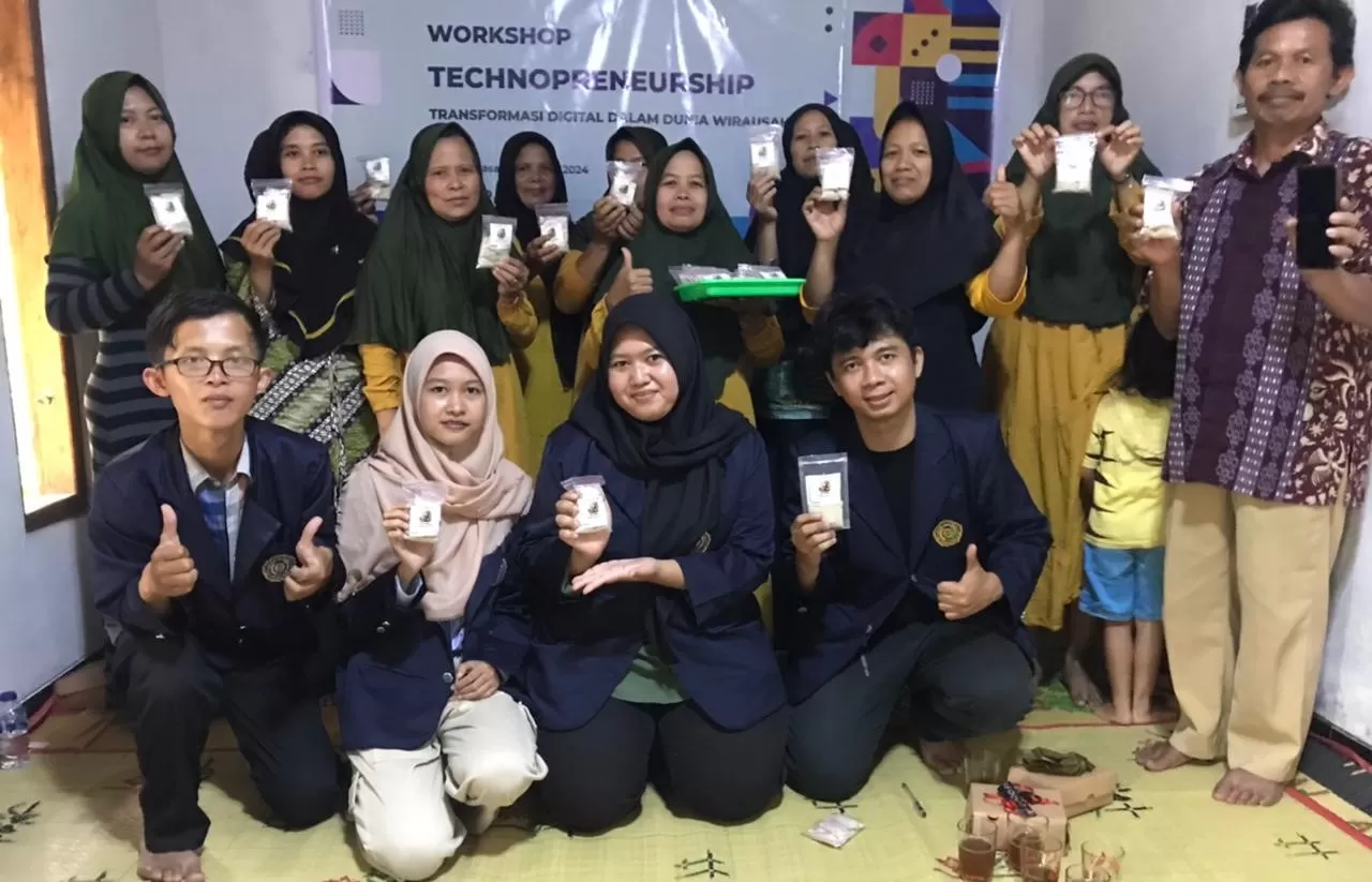 Tim PPMT periode 8 Unimma bersama Kepala Dusun Kedon Desa Rejosari Bandongan Magelang dan KWT setempat dengan menunjukkan produk wedang jahe instannya. (Dok.Tim PPMT)