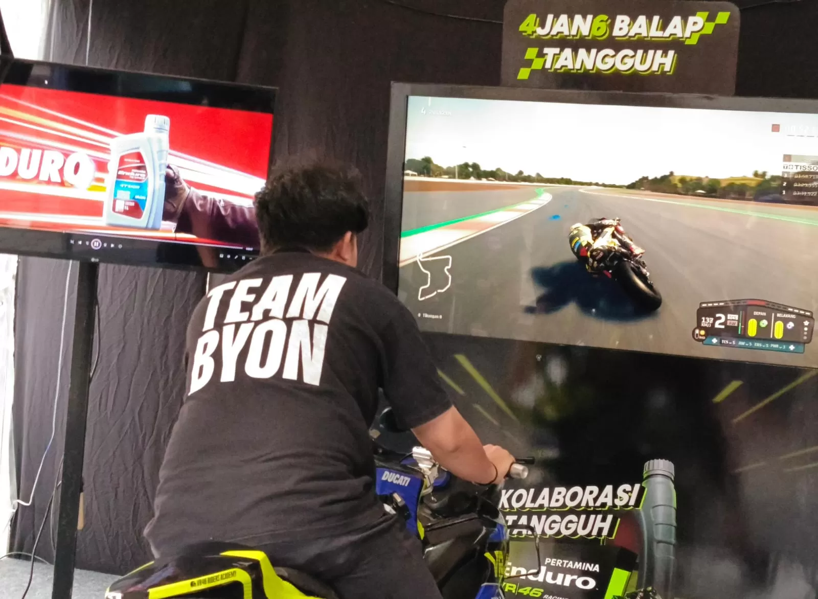  Salah satu peserta tengah menjajal alat simulator balap untuk merasakan pengalaman menjadi pembalap Pertamina. Foto: Aditya Asros