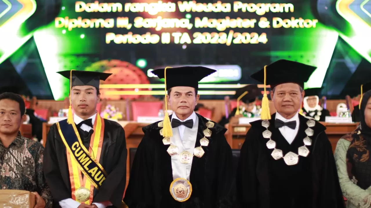 Anton bersama rektor dan wakil rektor UPN &lsquo;Veteran&rsquo; Yogyakarta. (Humas UPNVYK).