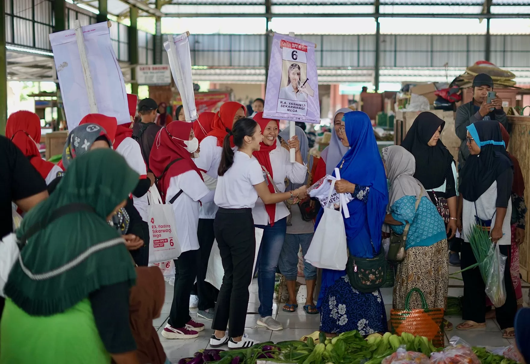 Yashinta bersama para pedagang di pasar tradisional (Istimewa)