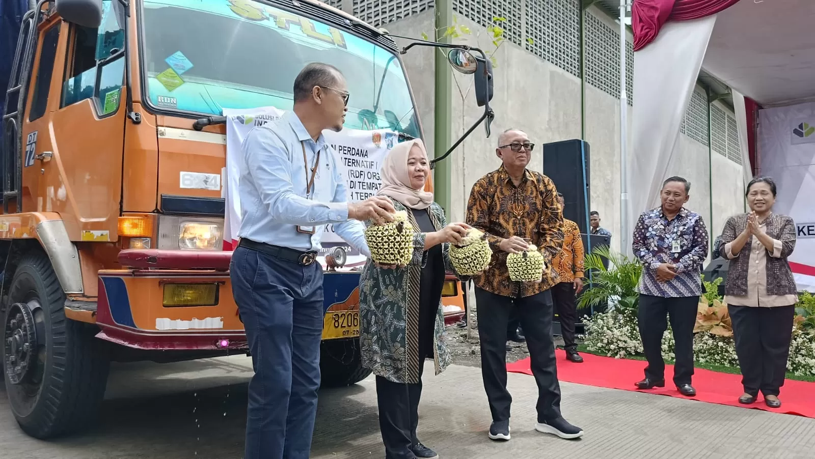 Drs Beny Suharsono MSi (kiri), Dra Kustini Sri Purnomo (tengah) dan Lilik Unggul (kanan) Raharjo serentak siap memecah kendi menandai pengiriman perdana 30 ton RDF dari Sleman. (Foto: Istimewa)