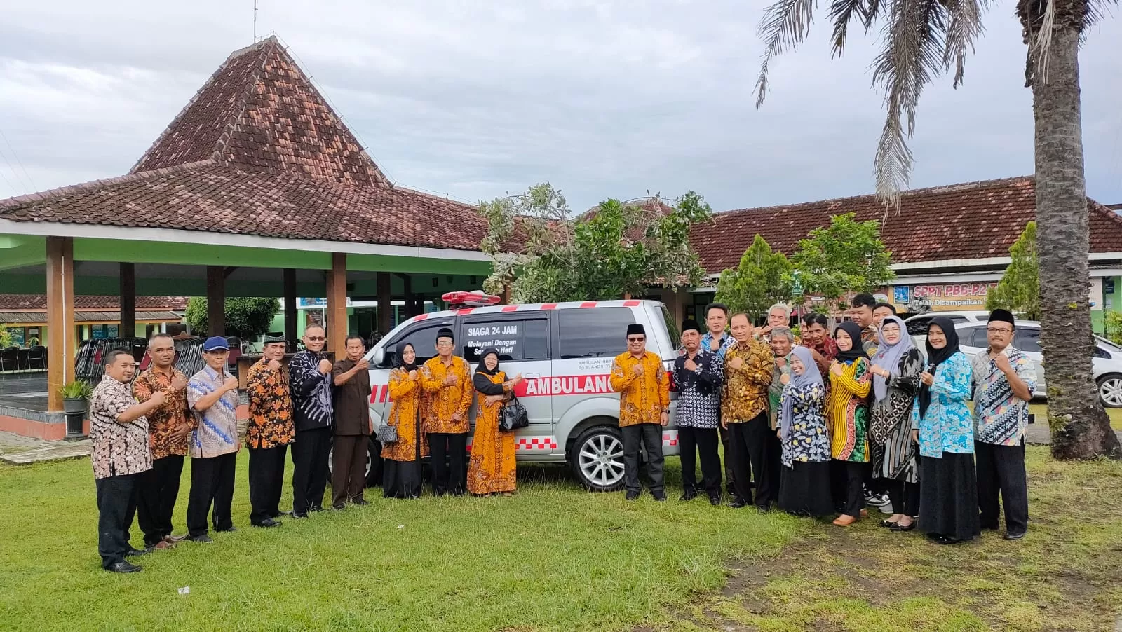 Penyerahan mobil ambulans untuk Kalurahan Sumersari Moyudan dari Andri Yunan Nugroho S.Si (Istimewa)