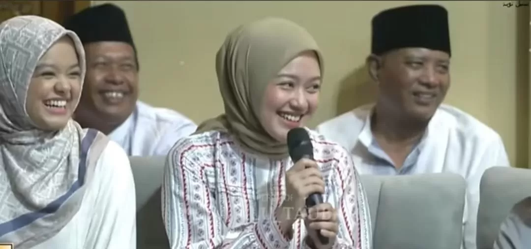 Mega Safira (Ning Fira) putri Cak Imin dan Mutiara Baswedan saat ikut pengajian di Gus Iqdam. (Foto: Istimewa)