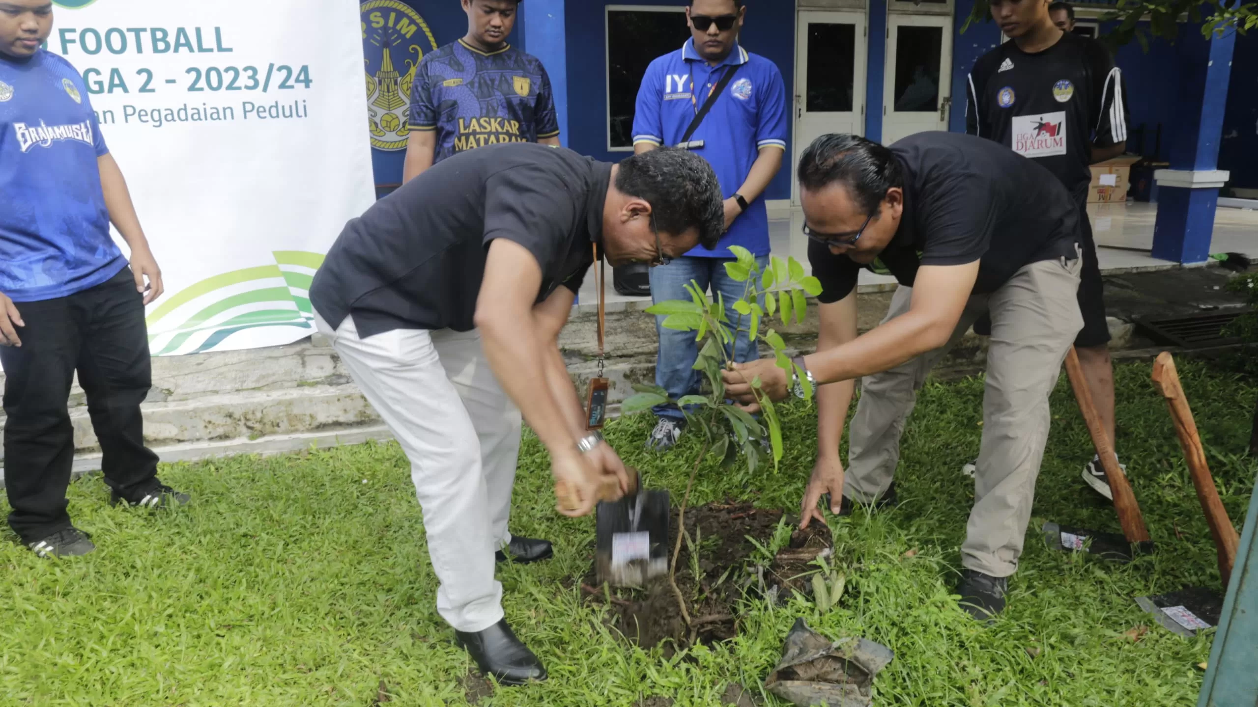 Penanaman pohon di sekitar Monumen PSSI Yogyakarta. Foto:  Harminanto