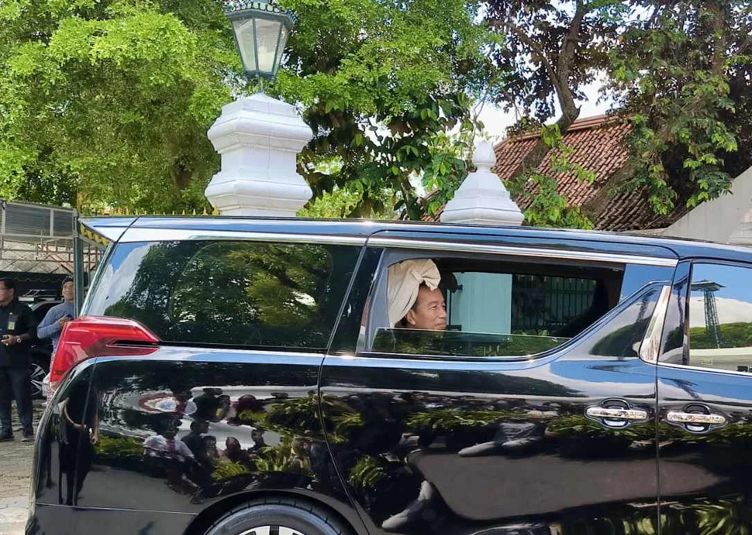 Joko Widodo saat di mobil menyapa wartawan (Foto: Istimewa)