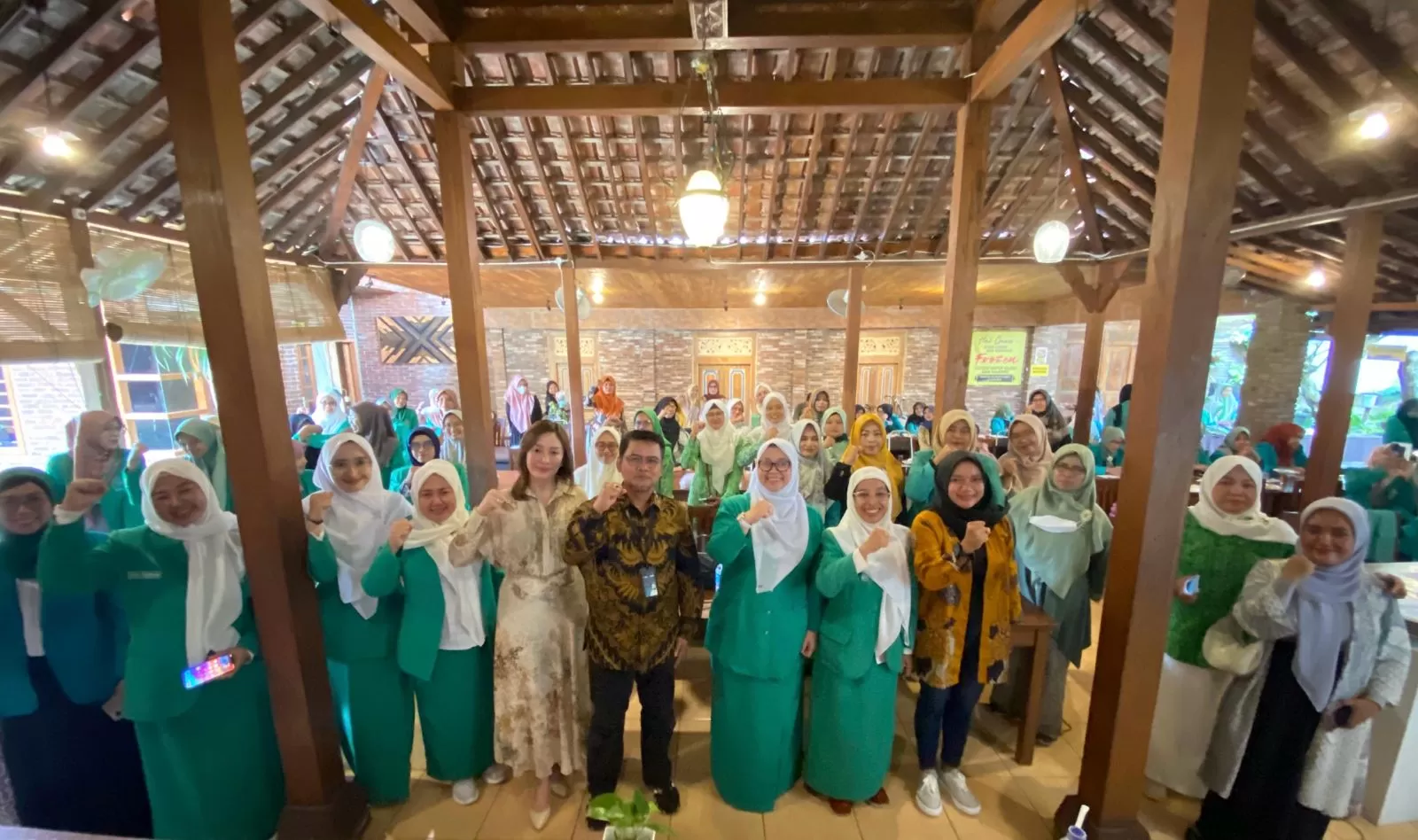 Azis Junaidi (tengah) bersama peserta sosialisasi dan pelatihan literasi keuangan.&nbsp;KR-Istimewa