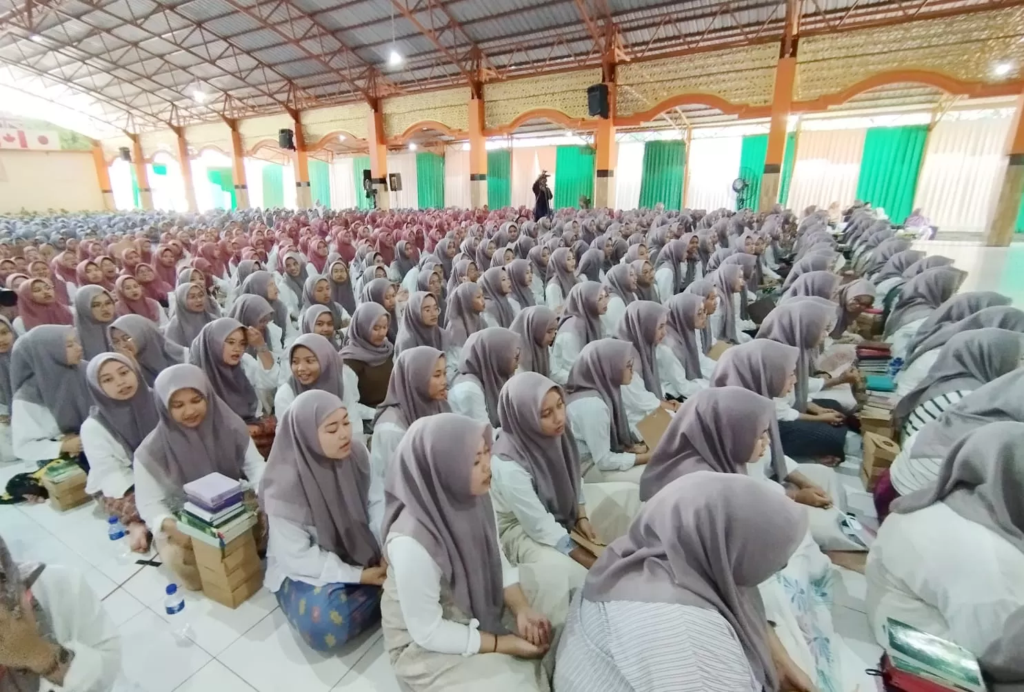 Para santri Pondok Pesantren Sunan Pandanaran saat istigosah dalam rangka Harlah Ke-101 NU. (Foto: Surya Adilesmana)