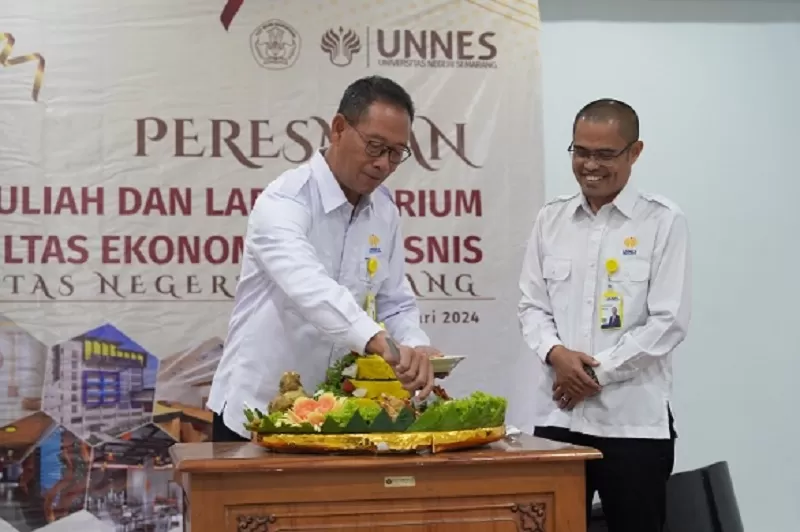 Rektor saat potong tumpeng peresmian