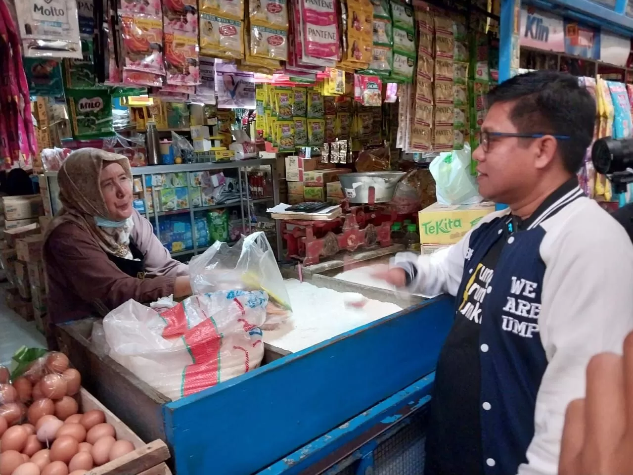 Rektor Universitas Muhammadiyah Purwokerto (UMP), Assoc Prof Dr Jebul Suroso,  saat menyapa pedagang di Pasar Tradisonsl Sidadadi  Cilacap ( R Maksum Noor)