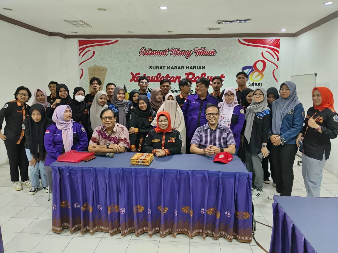 Jajaran Fisipol Uniska Al Banjari Banjarmasin berfoto bersama dengan Pemred KR (Foto: Istimewa)