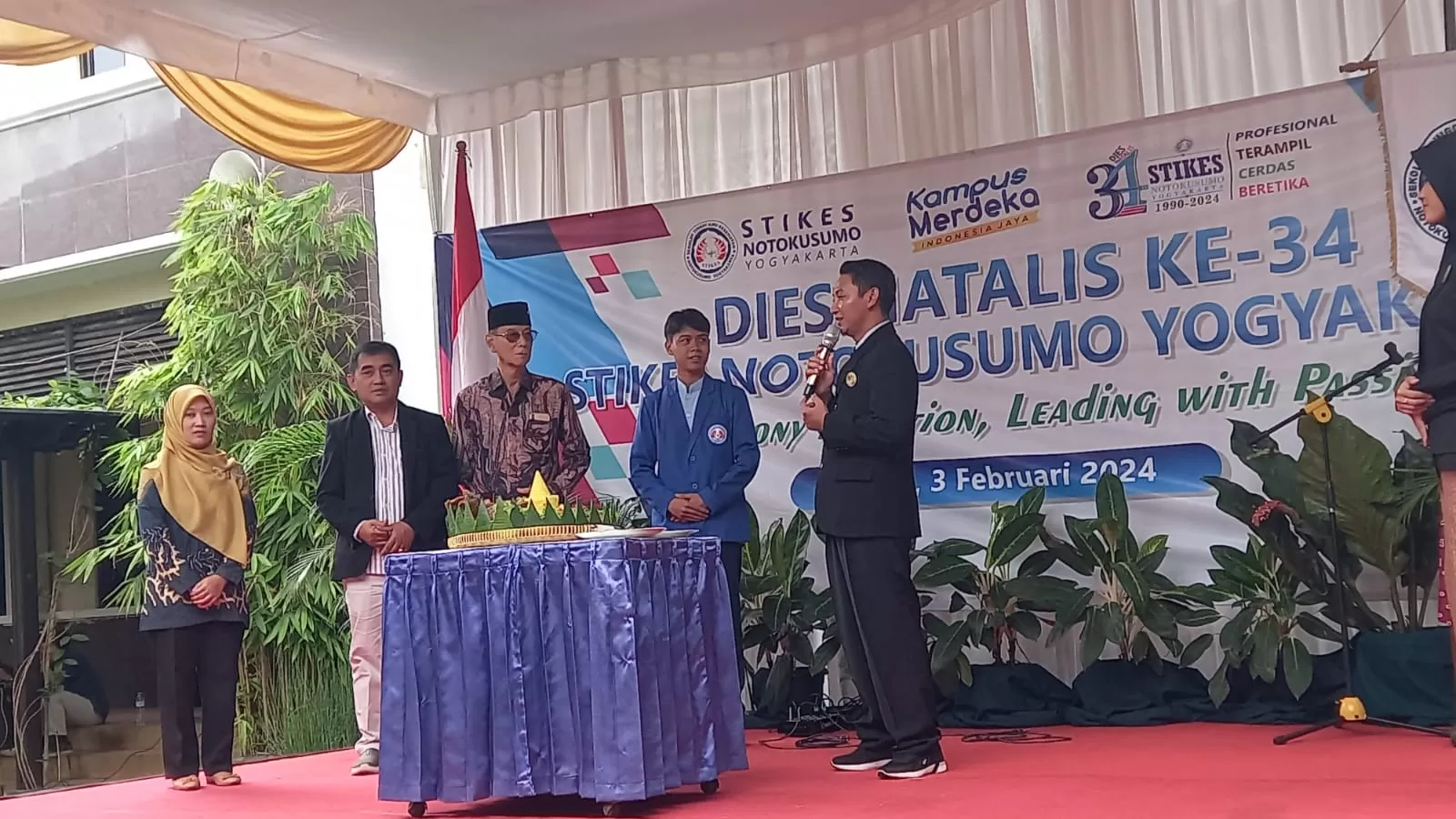 Pemotongan tumpeng menandai puncak peringatan Dies Natalis ke 34 Stikes Notokusumo.&nbsp;KR-Ardhi Wahdan