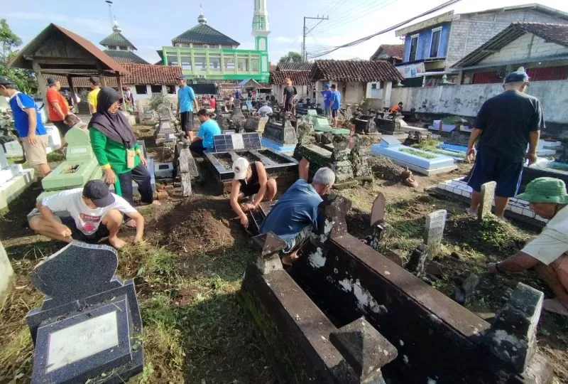 Warga membersihkan makam Karangjambe Banguntapan Bantul, Minggu (3/2/2024).  (Foto: Surya Adi Lesmana)