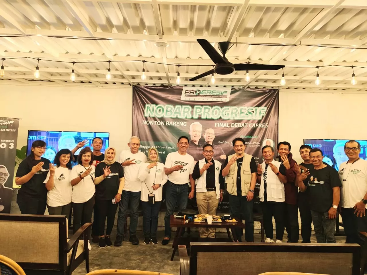 Foto bersama Progresif usia Nobar Debat Capres  (Foto: Juvintarto)