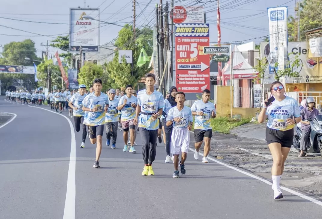 Peserta bersama berlari Bergerak 1912.