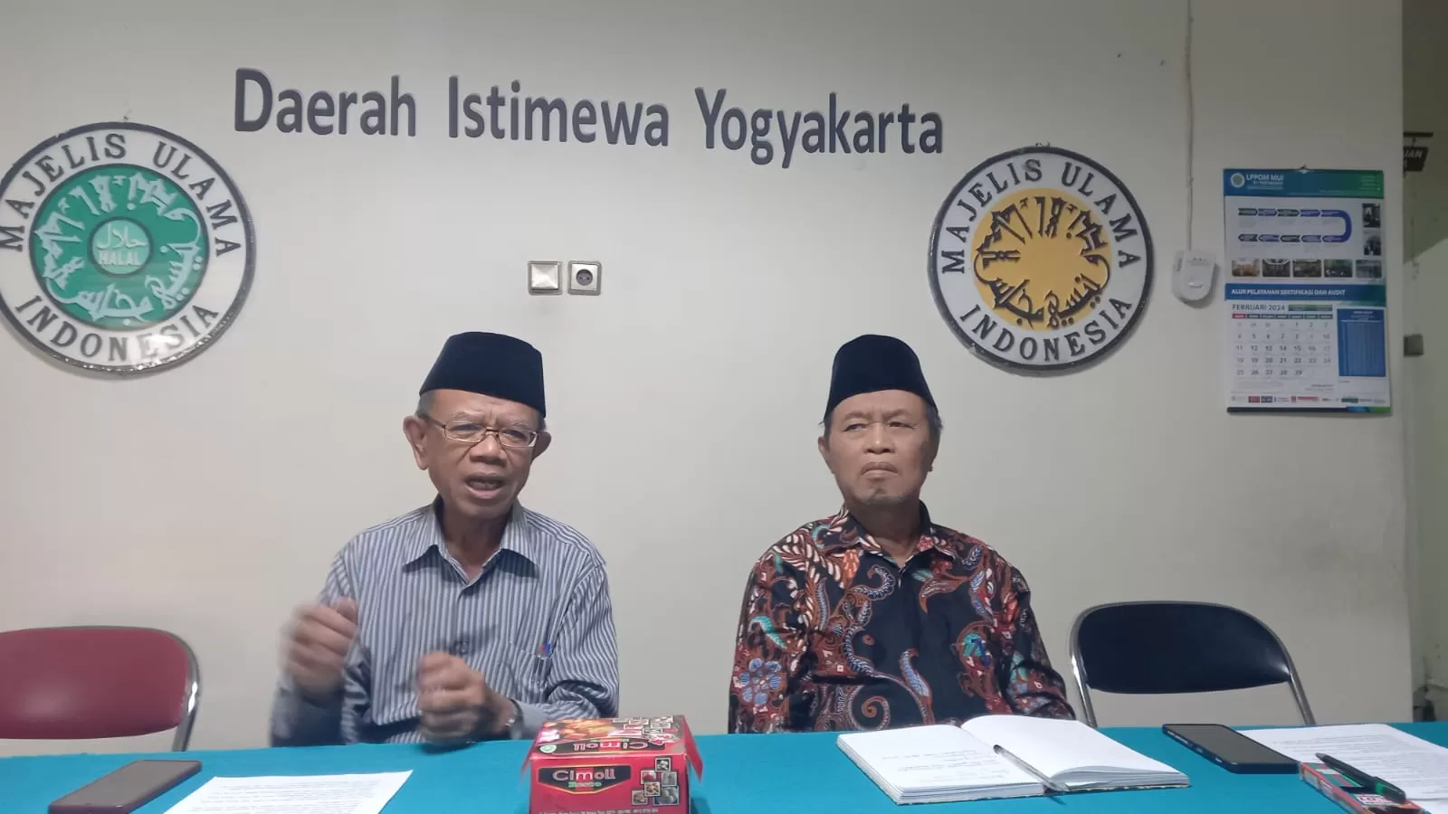 Ketua Umum didampingi Sekretaris Umum MUI DIY menyampaikan pernyataan terkait dinamika Pemilu 2024, Senin (5/2/2024). (Foto: Ardhi Wahdan)