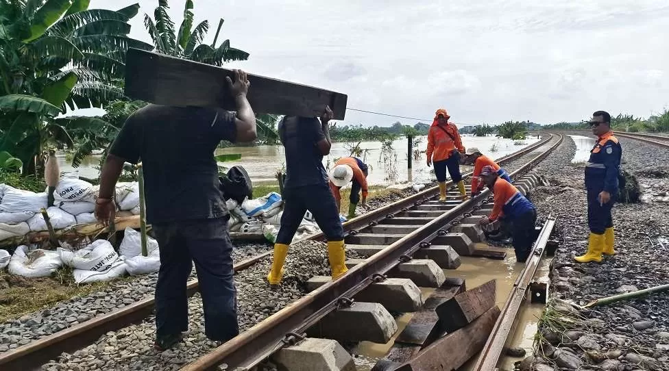 Ilustrasi perbaikan rel Kereta Api (KR/dok)