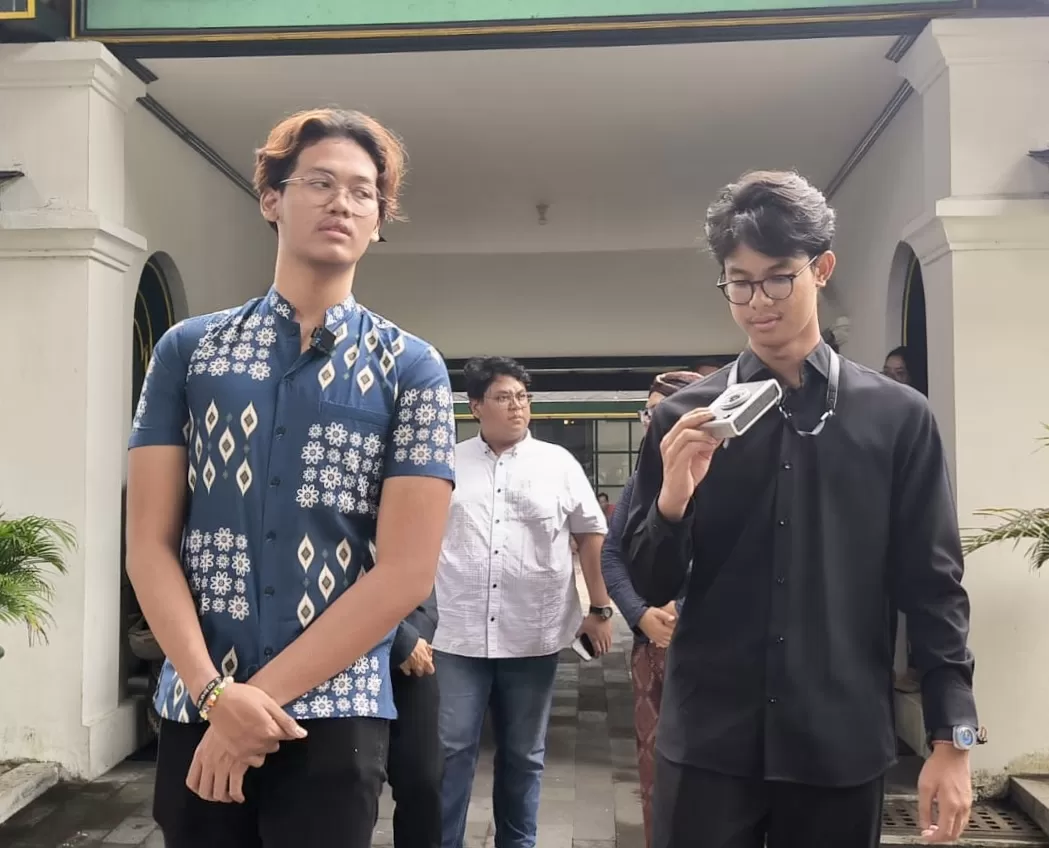 RM Drasthya bersama Alam Ganjar di Kraton Jogja  (foto: Harminanto)