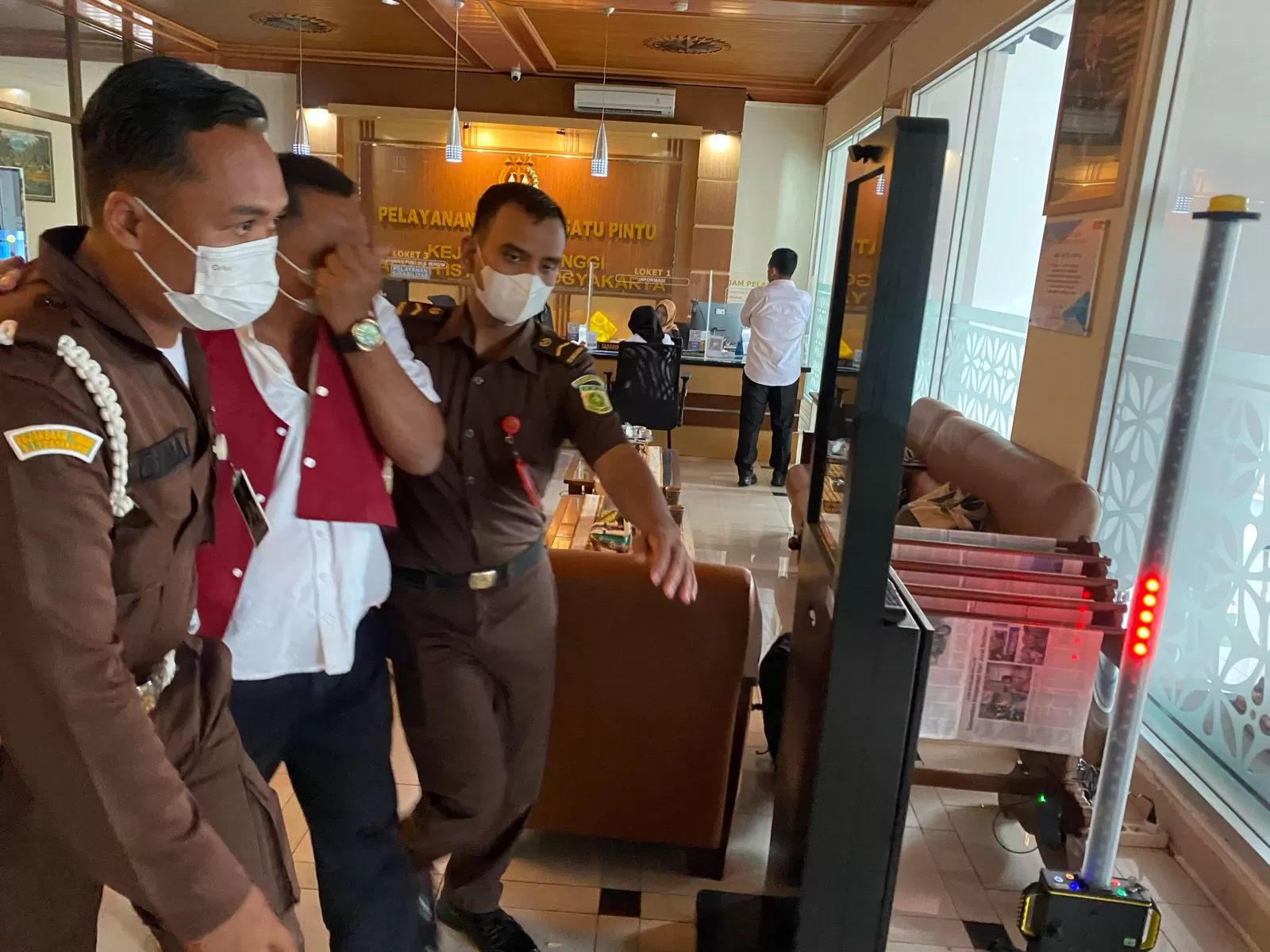 Tersangka Kades Candibinangun saat digelandang ke mobil untuk dibawa ke Lapas Kelas IIA Yogyakarta. (Foto: Syaifullah Nur Ichwan)