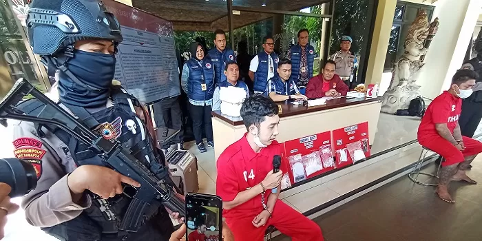 Kedua tersangka kasus narkoba Dwi dan Risky. (Foto: Sukaryono) 