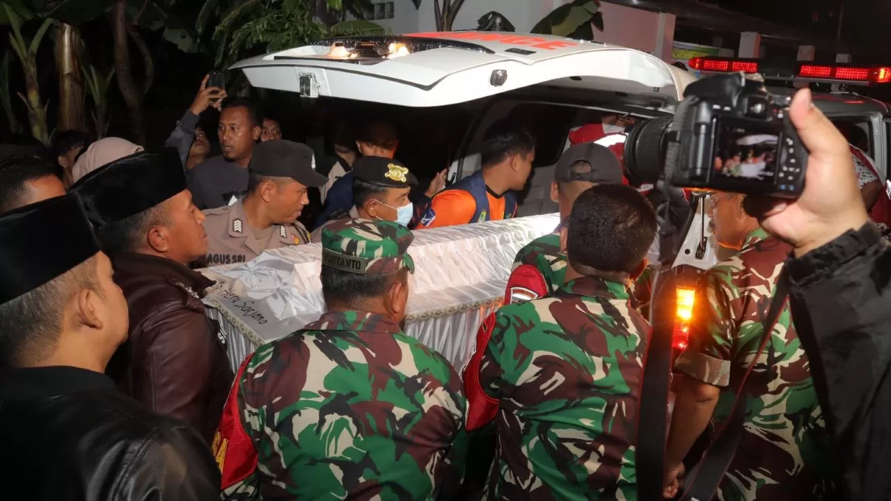   Kapolres dan Dandim 0726 Sukoharjo Serahkan Jenazah Kecelakaan Bus di Bantul kepada keluarga korban.  ((Dokumen Polres Sukoharjo))