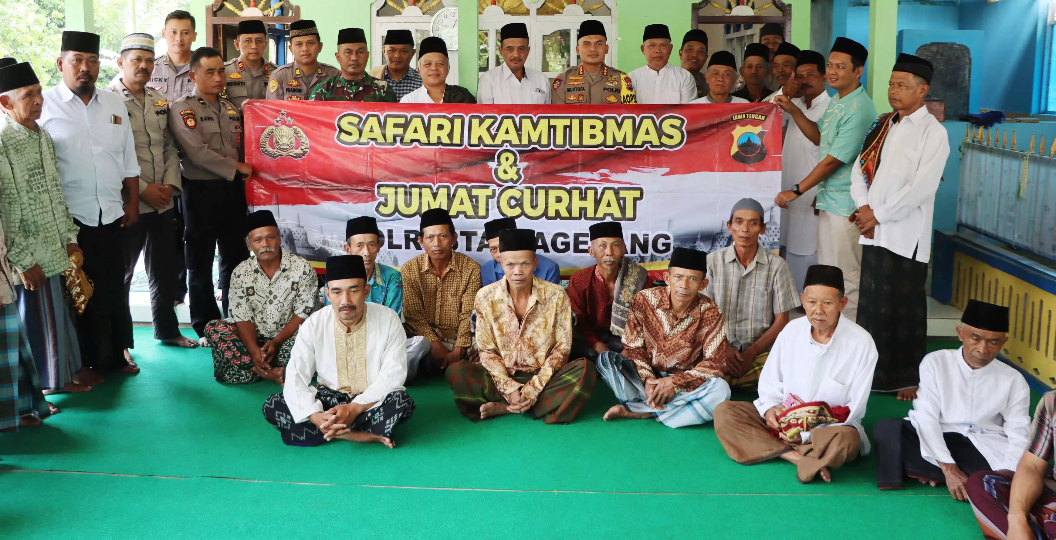 Kegiatan Safari Kamtibmas dan Jumat Curhat saat berlangsung. (foto: Thoha) 