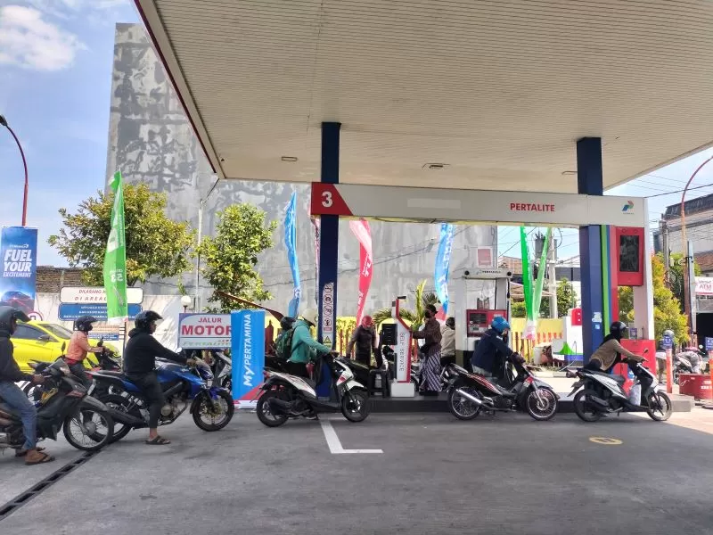 Antrean pembelian BBM di SPBU Tegalrejo Yogyakarta  (Foto: Fira Nurfiani)