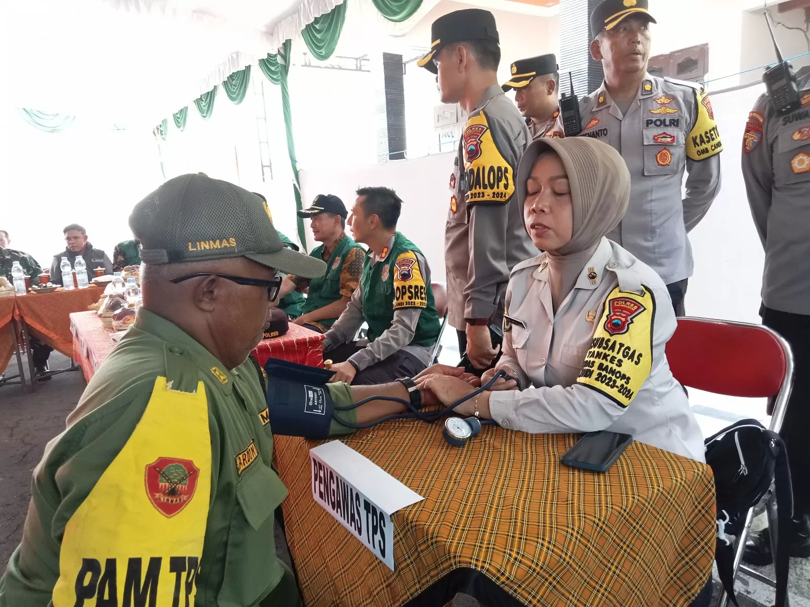  Cek tensi darah petugas di TPS jelang coblosan oleh tim Dokkes Polres Karanganyar (foto:Abdul Alim)