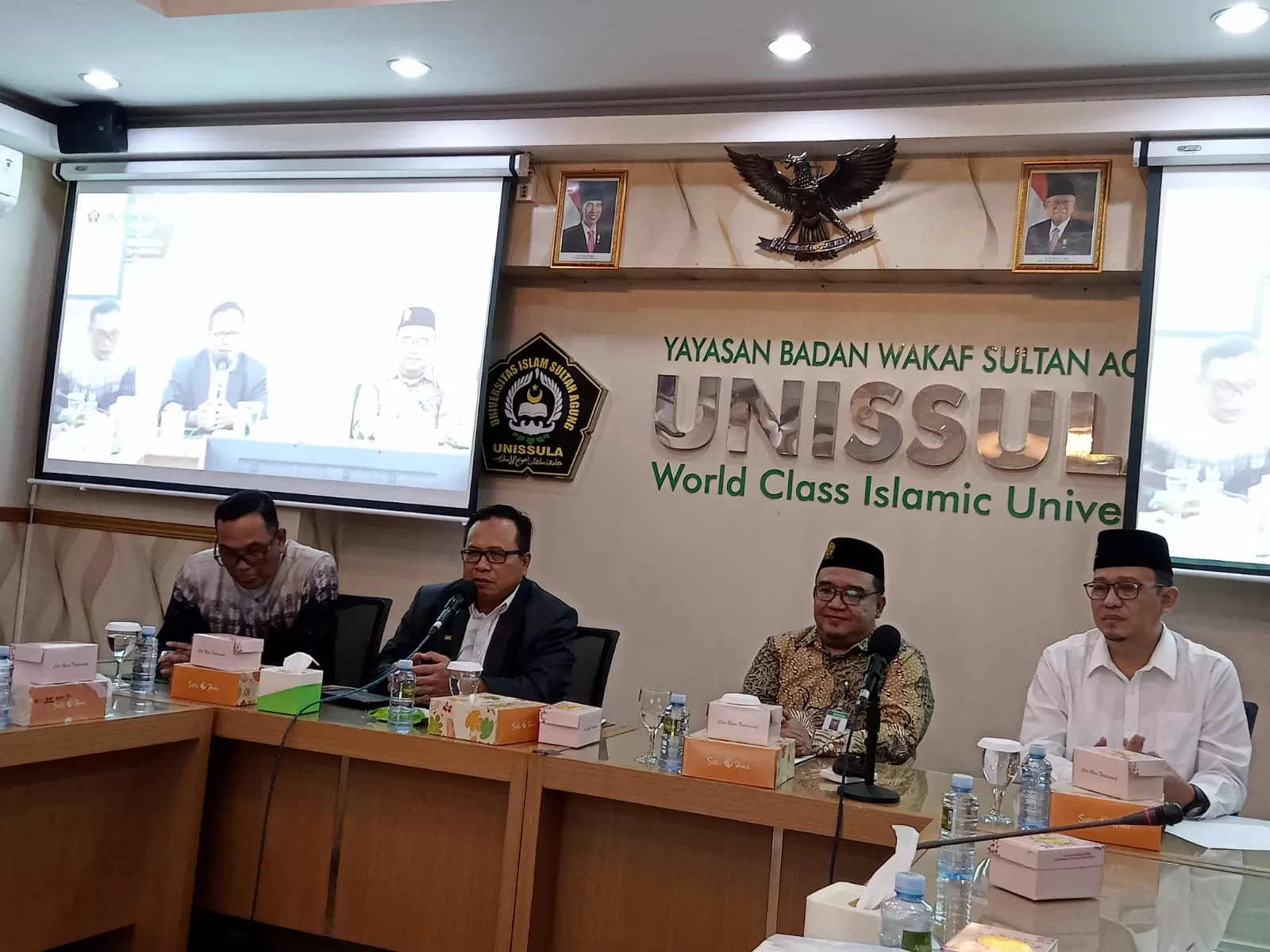 Rektor (2 dari kiri) saat memberi keterangan pers.