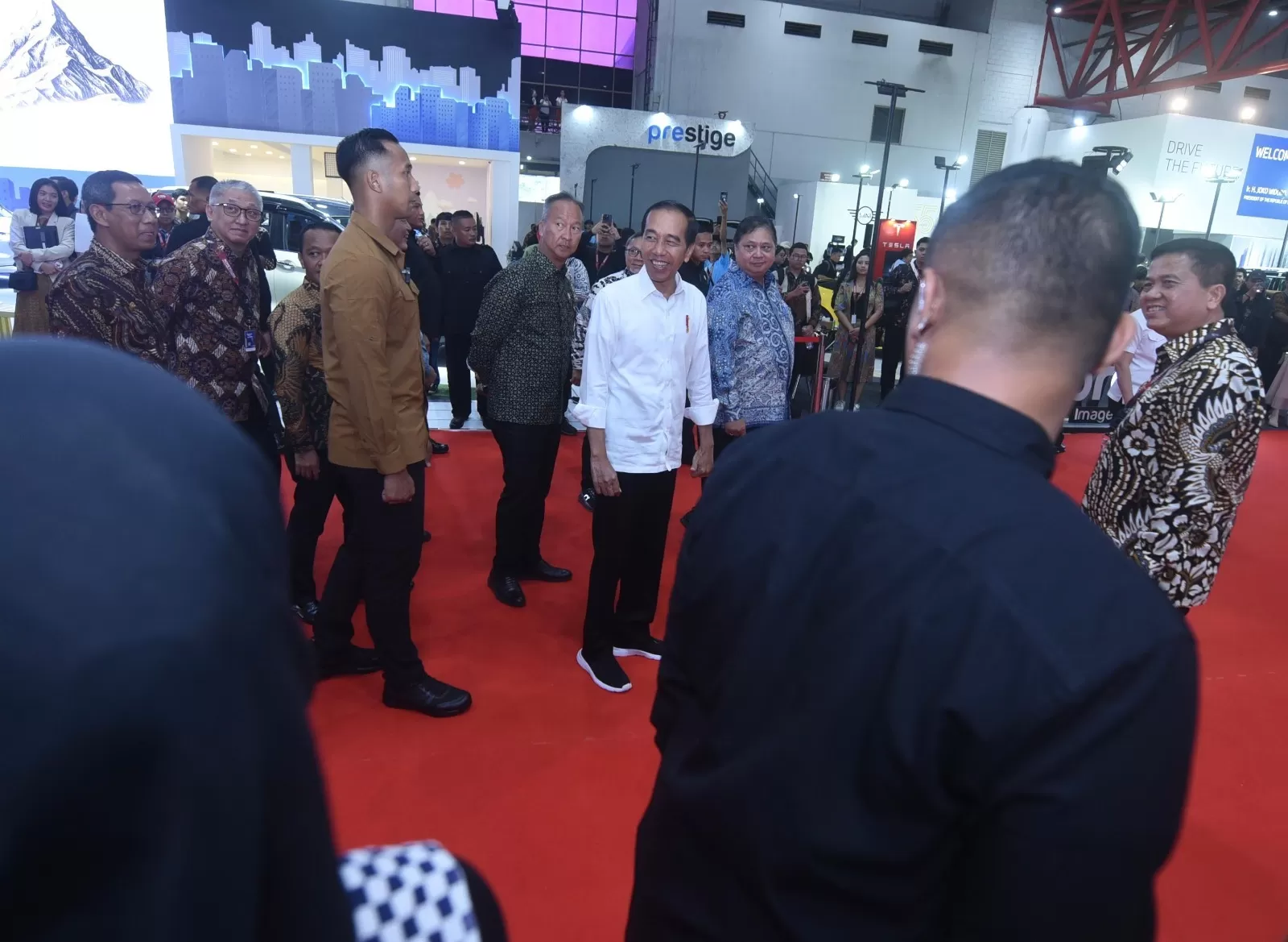Presiden RI Joko Widodo didampingi Menko Bidang Perekonomian, Menteri Perindustrian, Menteri Investasi/Kepala BKPM dan Menteri Perdagangan mengunjungi acara IIMS 2024 di Jiexpo Kemayoran. (Istimewa)