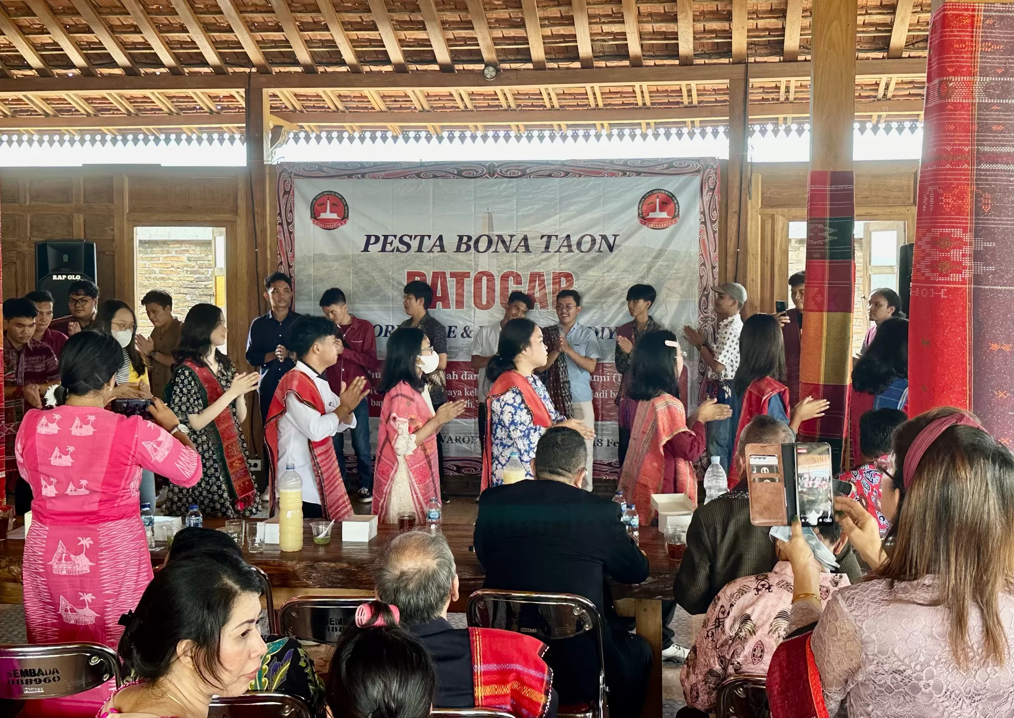 Warga Batak Patogar menggelar Pesta Bona Taon dengan meriah (foto: Harminanto)