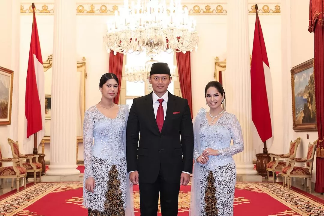 Annisa bersama AHY dan anak semata wayangnya usai pelantikan di Istana Negara. (Instagram @annisayudhoyono)
