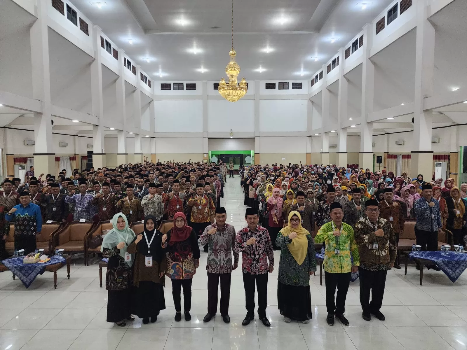 Kakanwil DIY Dr.H.Masmin Afif, M.Ag. dan Jateng Dr  H. Musta'n Ahmad, SH, MH foto bersama dgn seluruh Calon Petugas Haji Embarkasi Solo 1445 H (Foto: Kanwil Kemenag DIY)