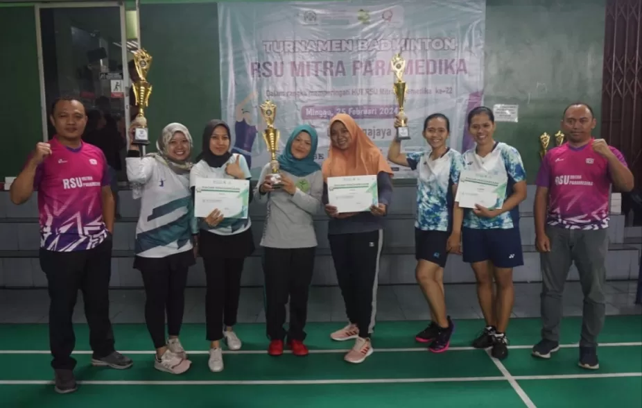 Para pemenang turnamen bulutangkis beregu putri. (Istimewa)