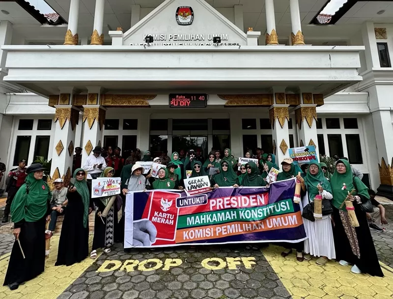 Aksi Gerakan Peduli Bangsa di depan kantor KPU DIY (Harminanto)