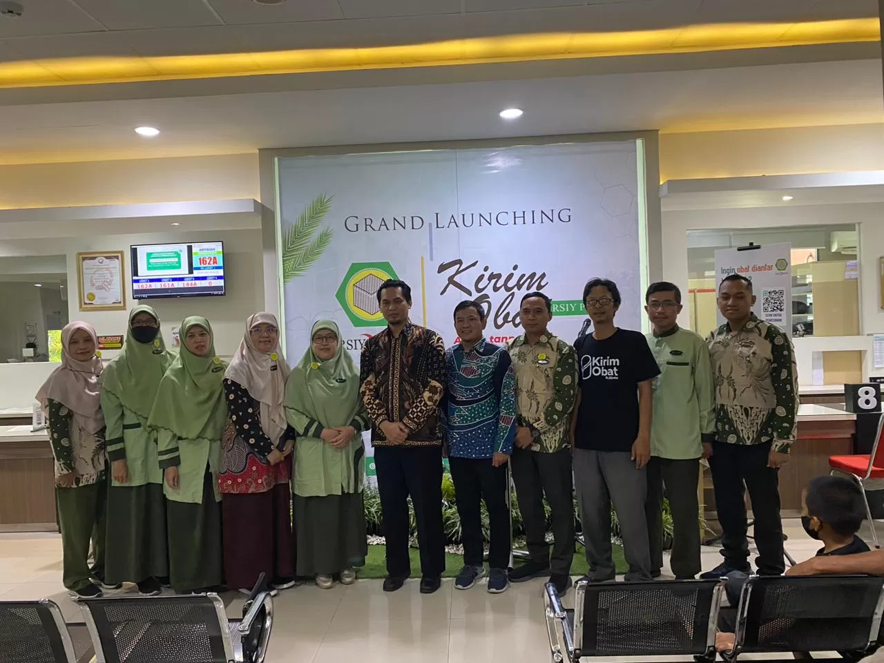   Jajanan management RSIY PDHI dan perwakilan kurir saat grand launching Kirim Obat.   ((Foto: Istimewa))